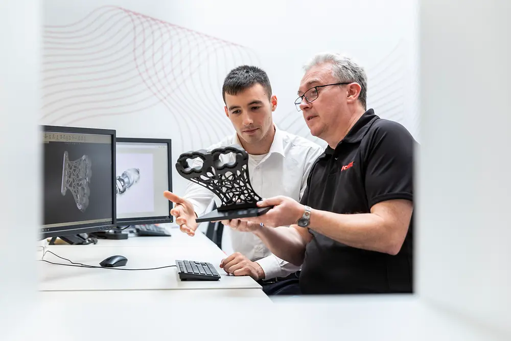 Inženýři společnosti Henkel spolupracují se zákazníky z automobilového a průmyslového odvětví na optimalizaci 3D tištěných dílů.