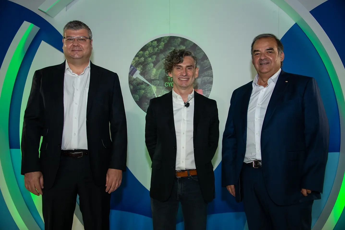 From left to right: Albert Lipperheide, General Manager for Consumer Adhesives at Henkel in Chile, Andres Mitnik, Fundación Chile, and Roberto Pavez, Regional Development Manager for Latin America at Adhesive Technologies, underlined the combination of environmental and social benefits of CRDC´s solution. 