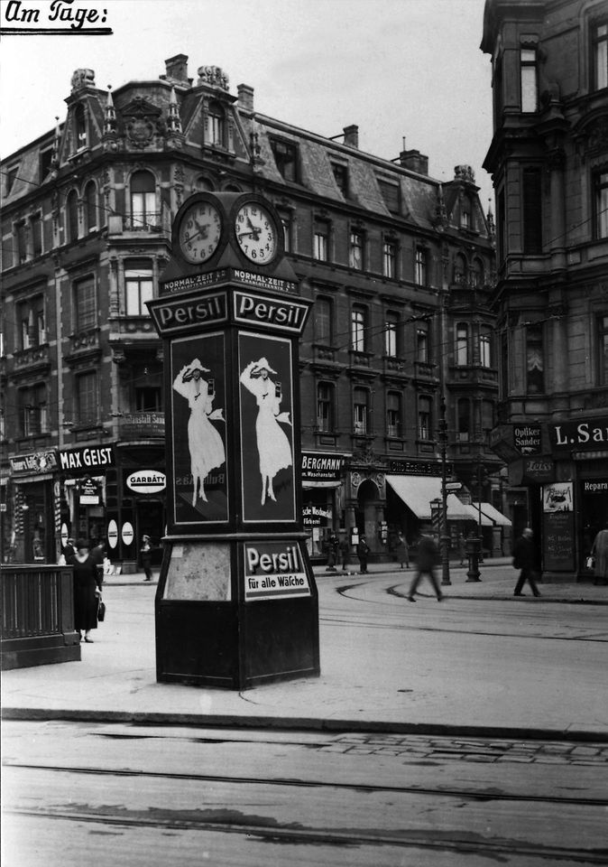 A Persil clock in Berlin from 1925.